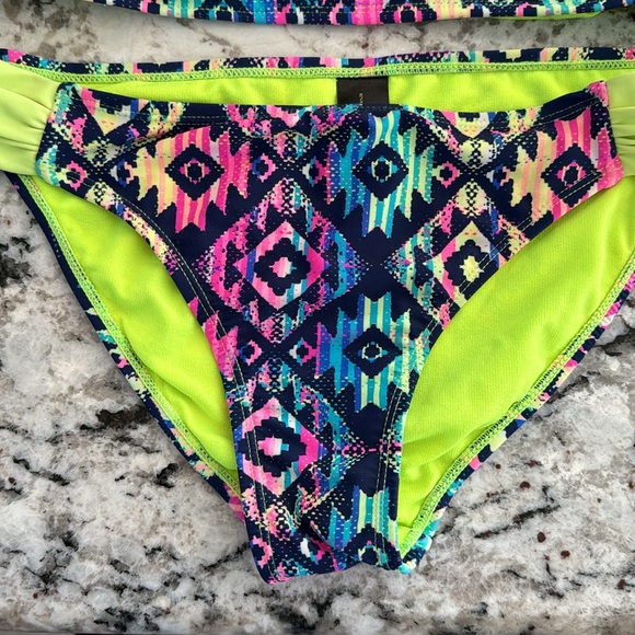 Medium and small bikini; no underwire; vibrant colors; cross cross back - Picture 4 of 6